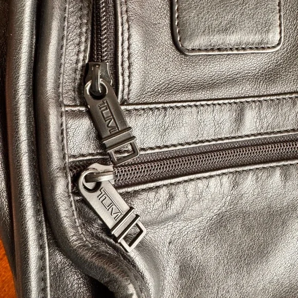 RARE! TUMI black Napa leather crossbody bag w/adjustable shoulder strap. - Picture 4 of 9